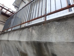 外壁のひび割れと浮き