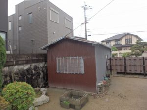 劣化した納屋の屋根