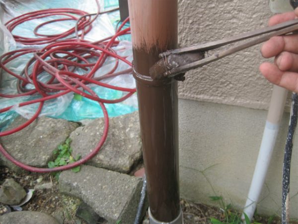 雨樋塗装中