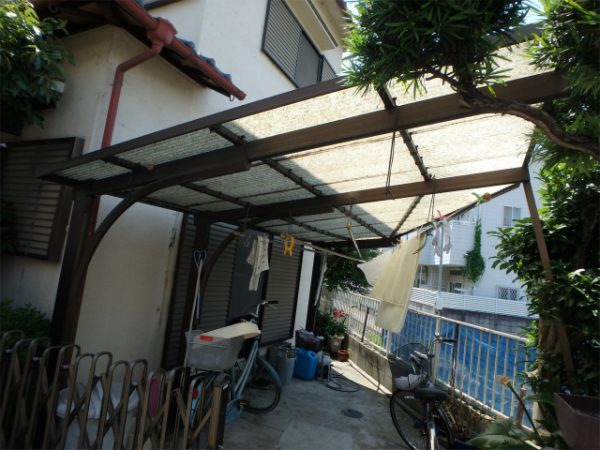 波板交換前のカーポート