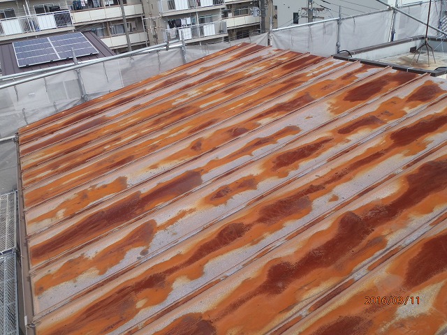 物置のトタン屋根の防水塗装前