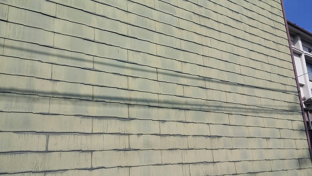 スレート瓦の壁