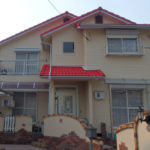 和泉市の赤い屋根の家