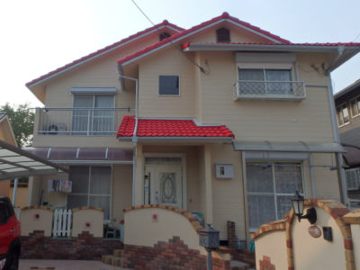 和泉市の赤い屋根の家