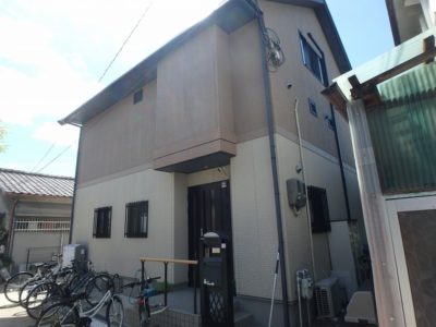 屋根塗装と外壁塗装の施工前の住宅