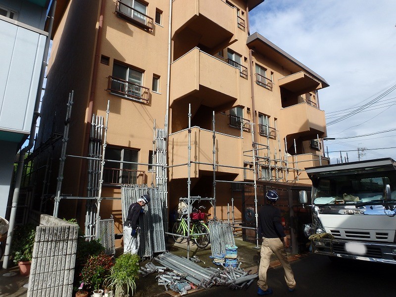 足場仮設工事の様子