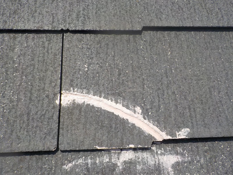 屋根のひび割れをコーキングで補修