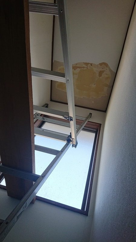 雨漏りの屋内の様子