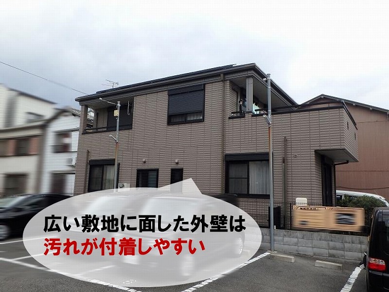 広い敷地に面したお住まい裏側のALC外壁