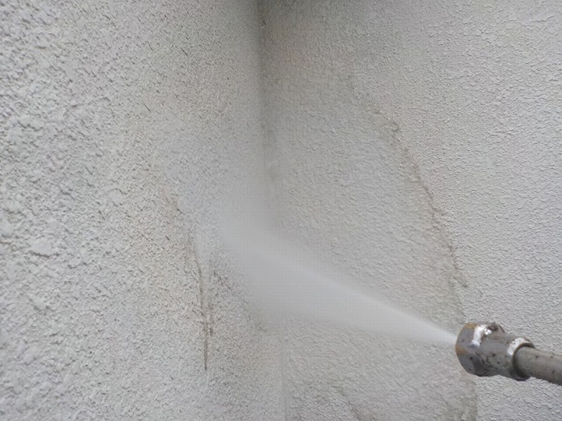 高圧洗浄機で外壁の汚れを流す