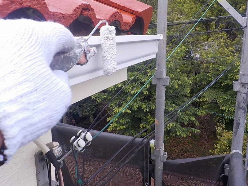 弱溶剤シリコンにて雨樋の塗装