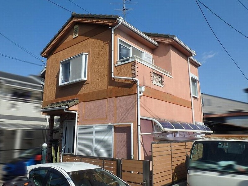 色褪せや雨染みが目立つ塗り替え前のお住まい