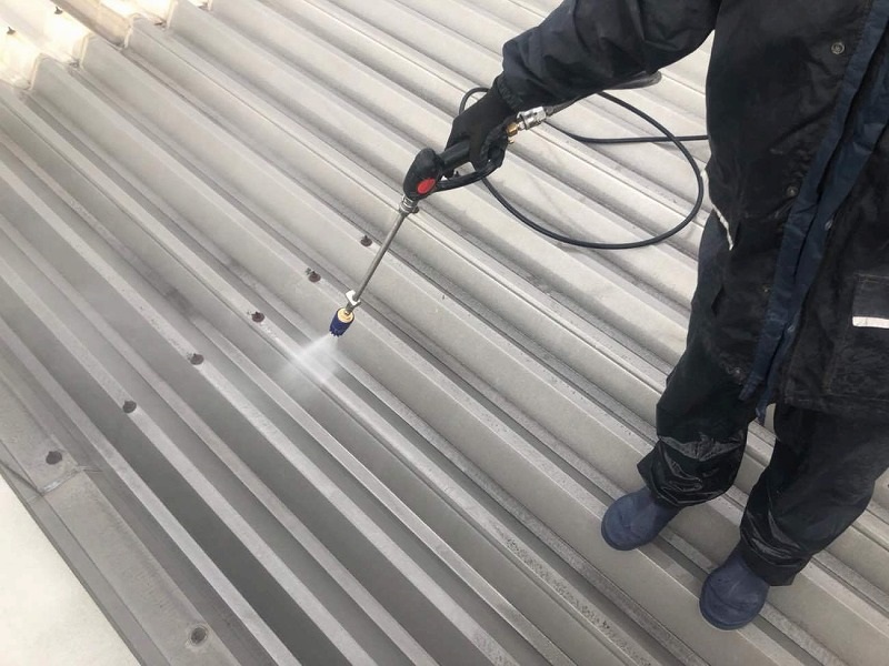 堺市北区折板屋根塗装で防水性アップ 業務用高圧洗浄機での洗浄