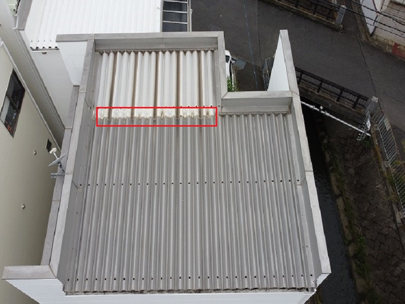 堺市北区折板屋根塗装で防水性アップ 施工前の劣化症状　継ぎ目からの雨水侵入