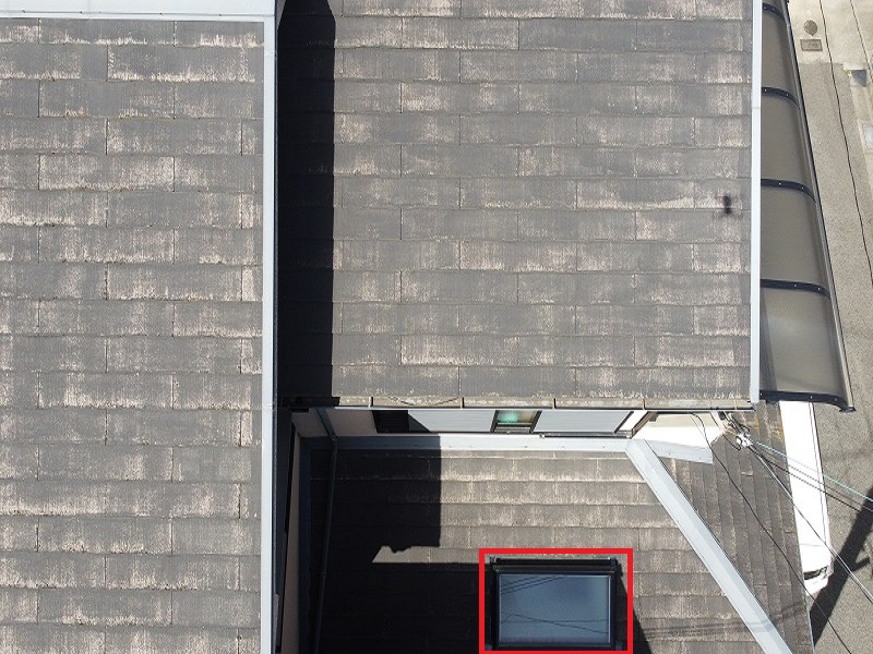 松原市にて天窓のある屋根にカバー工法を実施