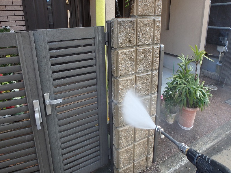 河内長野市 断熱塗料ガイナで外壁塗装による防水工事　業務用高圧洗浄機での洗浄