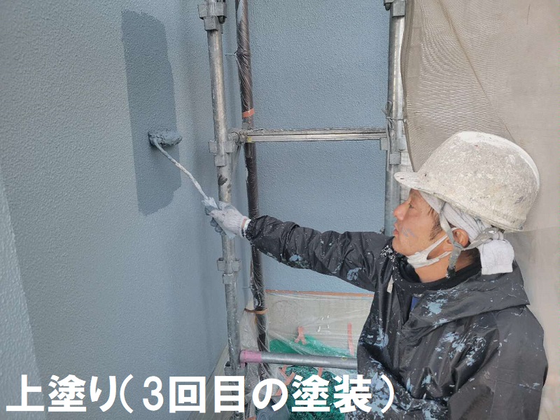 堺市にて雨樋を含む外壁塗装を実施しました 養生をして外壁塗装（上塗り）
