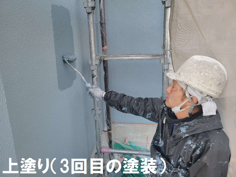 堺市にて雨樋を含む外壁塗装を実施しました 養生をして外壁塗装（上塗り）