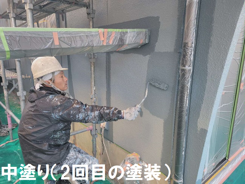 堺市にて雨樋を含む外壁塗装を実施しました 養生をして外壁塗装（中塗り）
