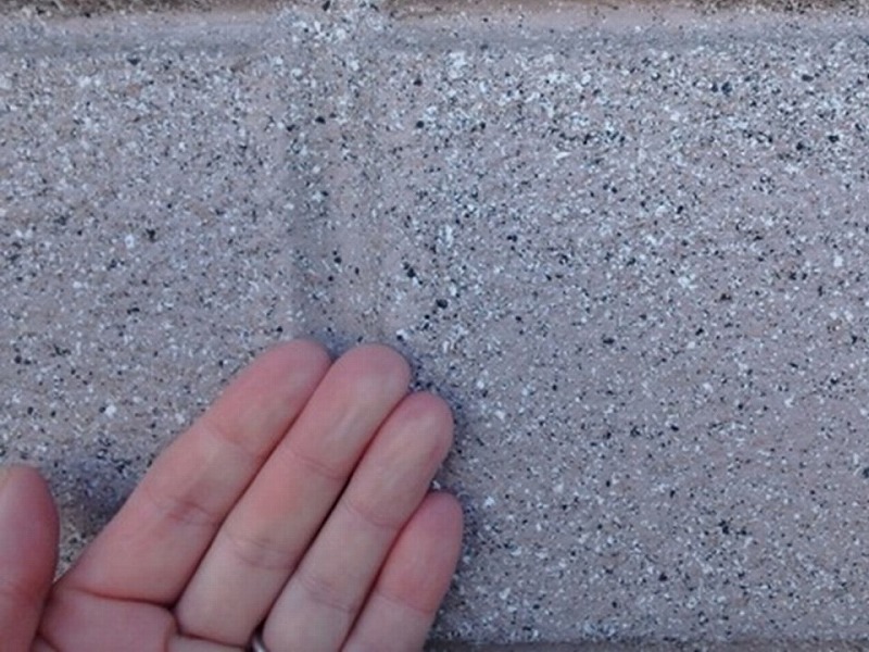 指に付着する外壁の古い塗膜の汚れ