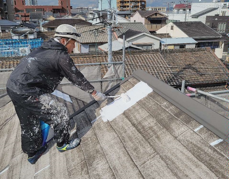 堺市にて屋根の塗り替えを実施（遮熱塗料アレスクールを使用）下塗り