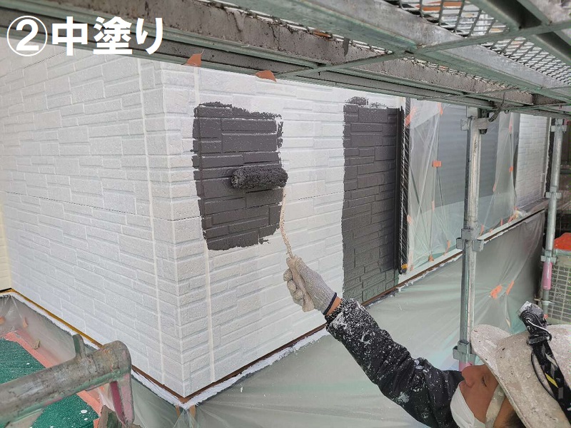 堺市にて壁の塗り替えで白と黒のツートンに変身（総額約96万円）アレスダイナミックTOPでの中塗り