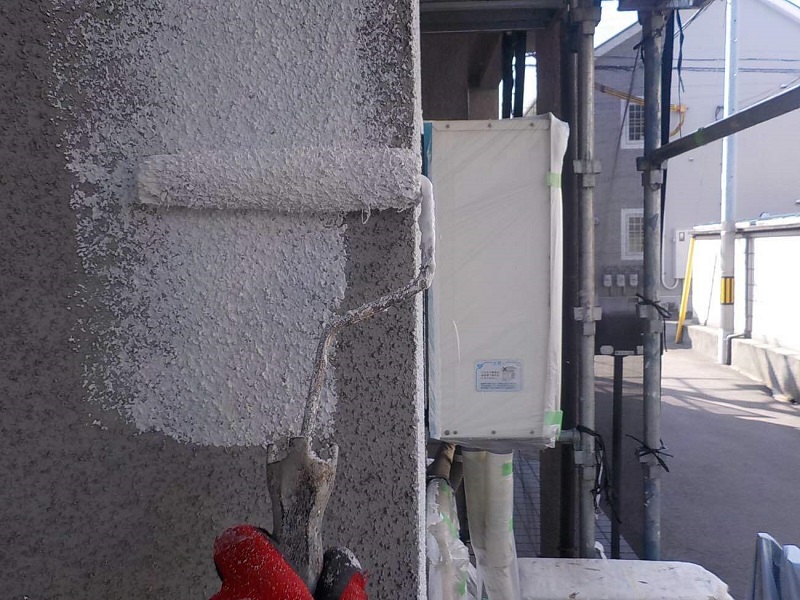 松原市にて外壁補修工事で綺麗に生まれ変わったモルタル外壁の紹介　下塗り