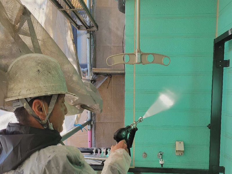 堺市東区にて同じ色で外壁塗装をした事例（色45-60H）高圧洗浄機での洗浄