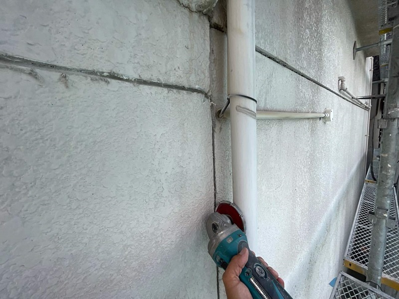 堺市にて外壁塗装をご検討中のモルタルを点検調査しました Vカット補修でモルタルのひび割れ補修