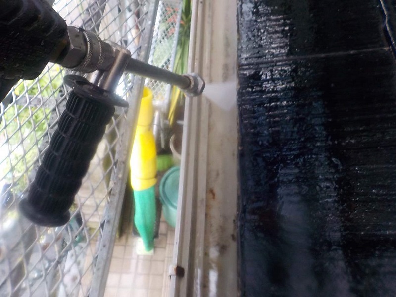 堺市の一戸建てにて屋根塗装を実施（遮熱塗料で夏に備える）樋の高圧洗浄機での洗浄