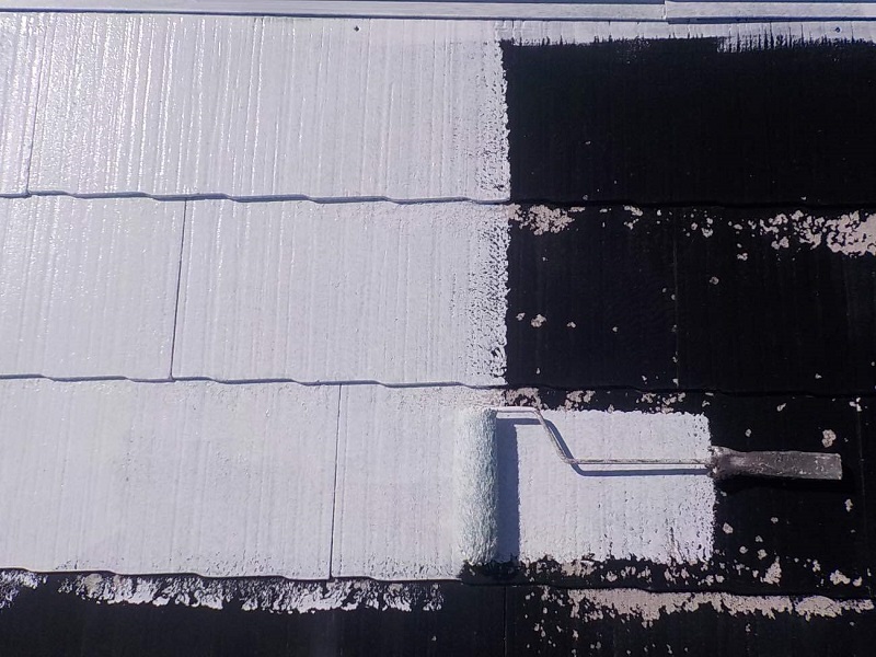 堺市の一戸建てにて屋根塗装を実施（遮熱塗料で夏に備える）下塗り