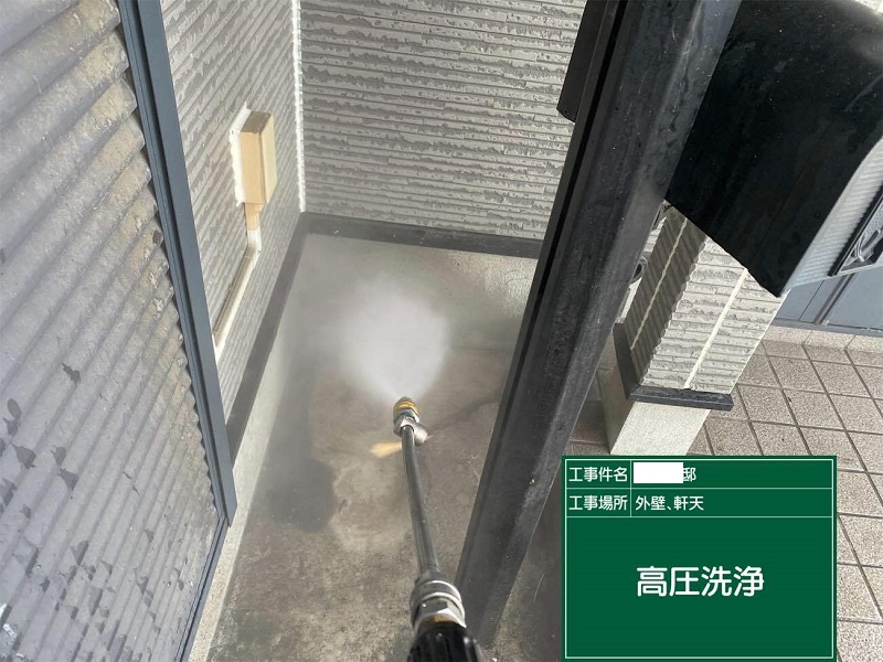 堺市にて外壁の塗装工事を実施 青色に塗り替え一新しました　コーキング打ち替え工程 業務用高圧洗浄機で洗浄