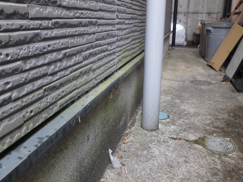 堺市にて塗装事例をご覧になられたお客様から外壁点検のご依頼 苔などの汚れが発生