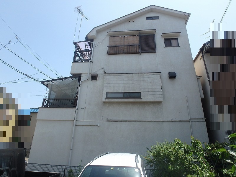 堺市にて外壁塗装をご検討中のモルタルを点検調査しました カビで汚れた外壁
