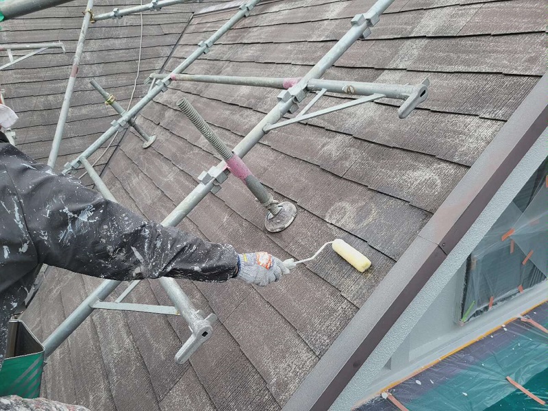 松原市にて屋根塗装と天窓補修を行いました（費用は約15万円）下塗り
