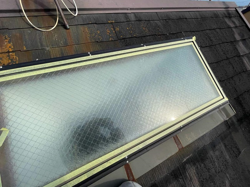 松原市にて屋根塗装と天窓補修を行いました（費用は約15万円）天窓の補修 養生