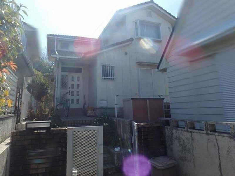 堺市南区の塗装工事の相談を受けた戸建ての賃貸住宅の玄関正面