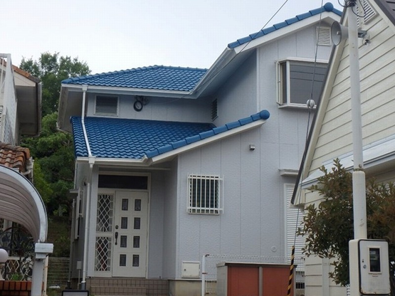 堺市南区の青色に塗られたモニエル瓦の屋根