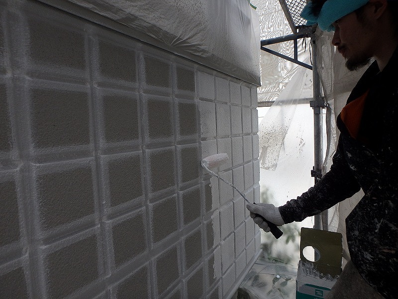 堺市にて外壁塗装と屋上塗り替えを実施した事例（費用約120万円）下塗り