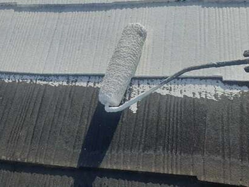 大阪市平野区にて夏に人気の屋根塗装（遮熱塗装で暑さ対策を実施）下塗り