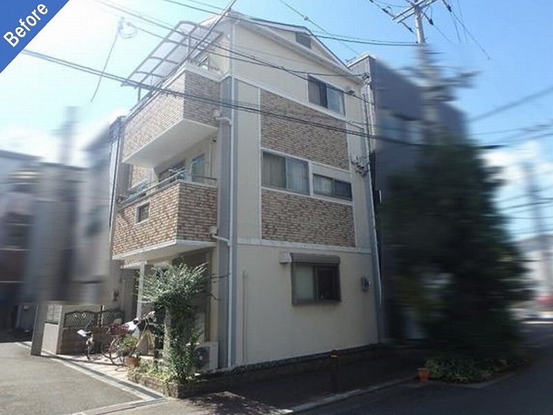 大阪市住吉区の外壁塗装前のタイルとサイディングの戸建て