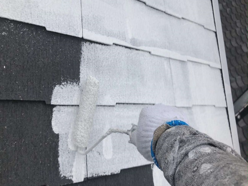 東大阪市にてRSルーフ2液Fで屋根塗装（料金は約20万円）アレスクールシーラーで下塗り