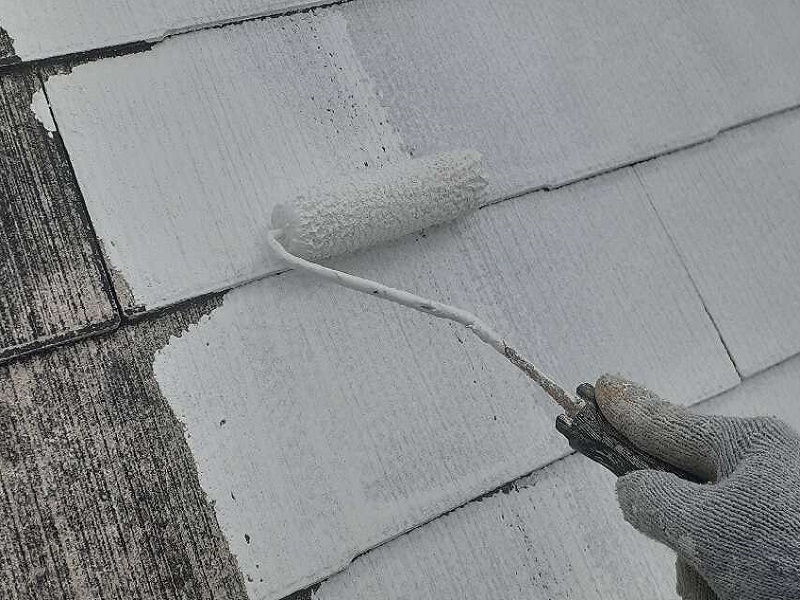 富田林市にて遮熱塗料を使って屋根リフォームをさせて頂きました アレスクールシーラーで下塗り