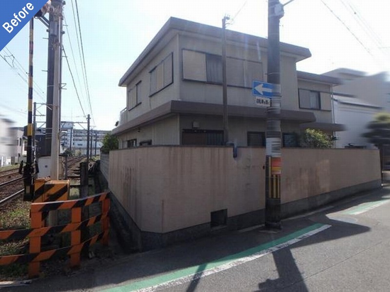 大阪市住吉区の外壁塗装前のセキスイハイム施工の戸建住宅（線路側から撮影）