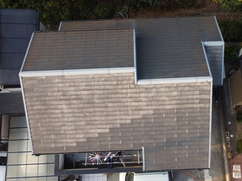 和泉市にて屋根塗装による屋根工事を決行！費用は約16万円です 屋根の色褪せやカビ・苔