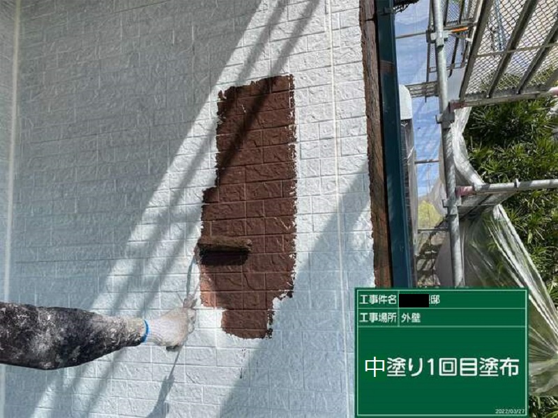 河内長野市にてシーリング工事と外壁塗装をさせて頂きました アレスダイナミックMUKIで中塗り