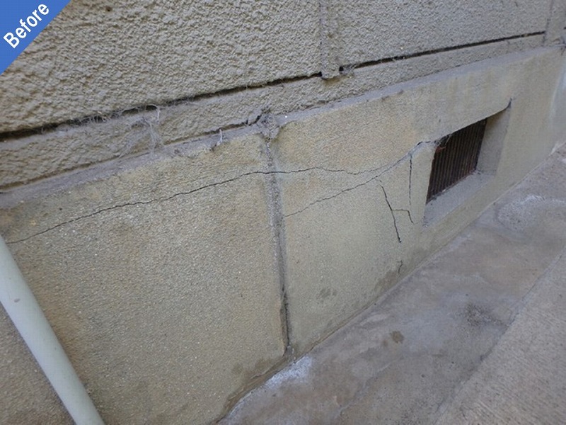 外壁塗装前のひび割れが多数ある基礎周り