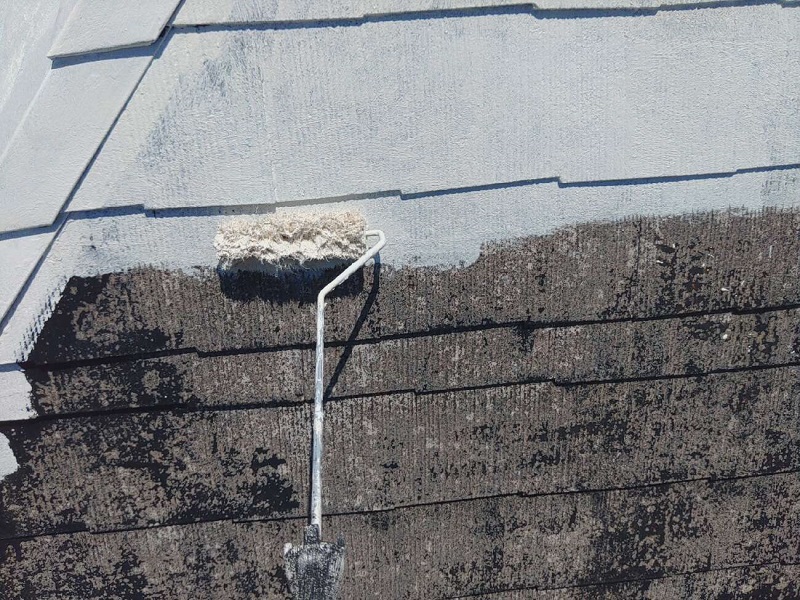 富田林市にて屋根塗装と雨漏り箇所には屋根の葺き替えを実施 アレスクールシーラーで下塗り