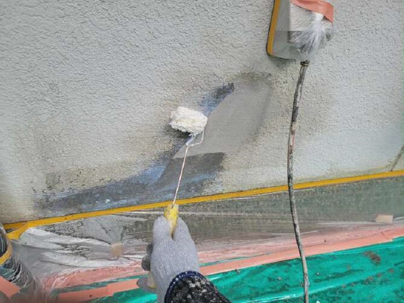 河内長野市にて外壁塗装を実施 かかった費用は約89万円です 補修箇所専用下塗り材で下塗り