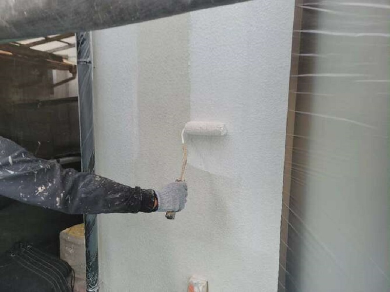 河内長野市にて外壁塗装を実施 かかった費用は約89万円です アレスダイナミックフィラーでの下塗り